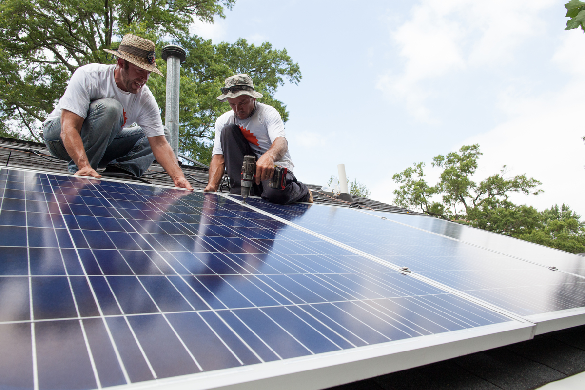 Solarize Charlotte Project Installation. © Jason Miczek / Greenpeace