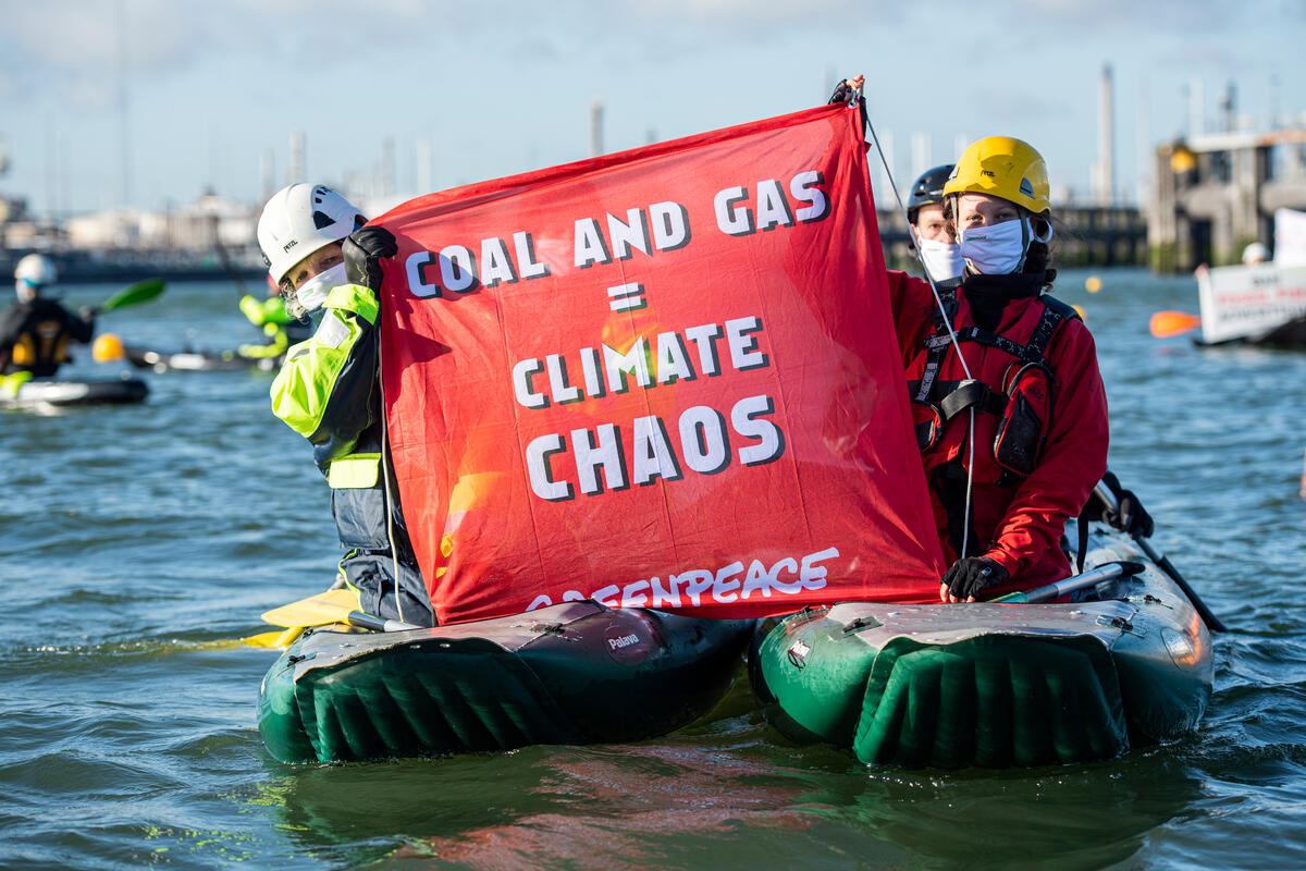 Blockade of Shell's Harbour in Rotterdam. © Marten  van Dijl / Greenpeace