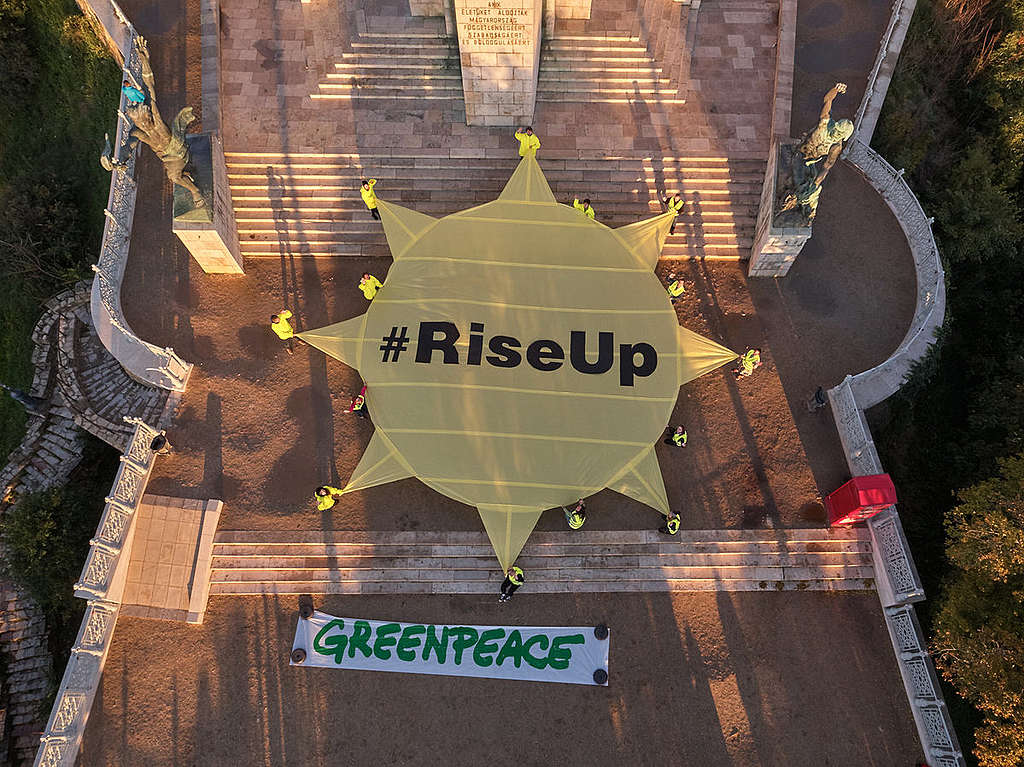 Sunrise Action in Budapest, Hungary. © Attila Pethe / Greenpeace