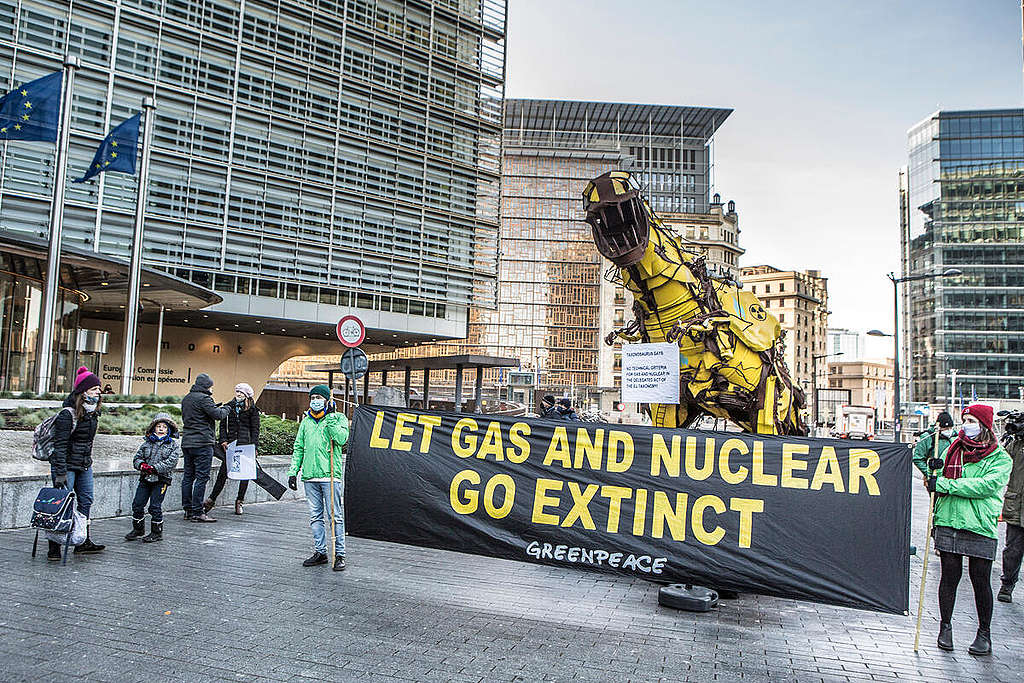 ‘Taxonosaurus’ Dinosaur at EU Commission HQ in Brussels. © Johanna de Tessières / Greenpeace