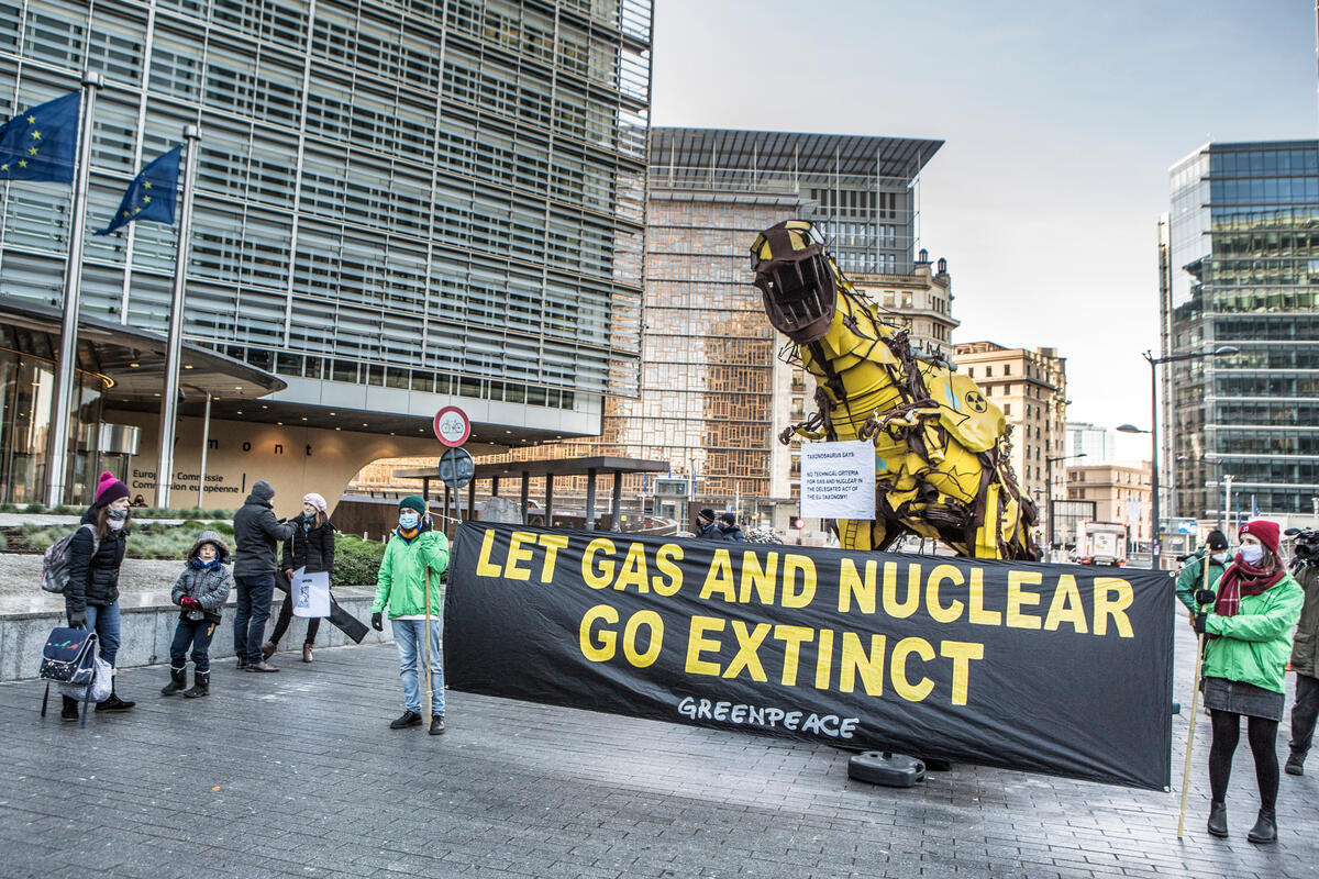 ‘Taxonosaurus’ Dinosaur at EU Commission HQ in Brussels. © Johanna de Tessières / Greenpeace