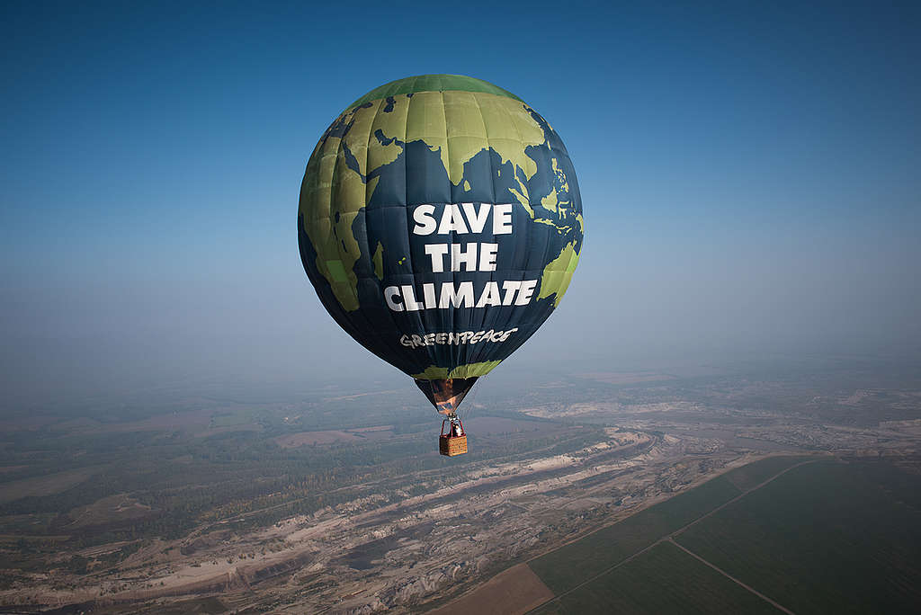 Greenpeace Hot Air Balloon Flies over Deuben Coal-Fired Power Station. © Ruben Neugebauer / Greenpeace