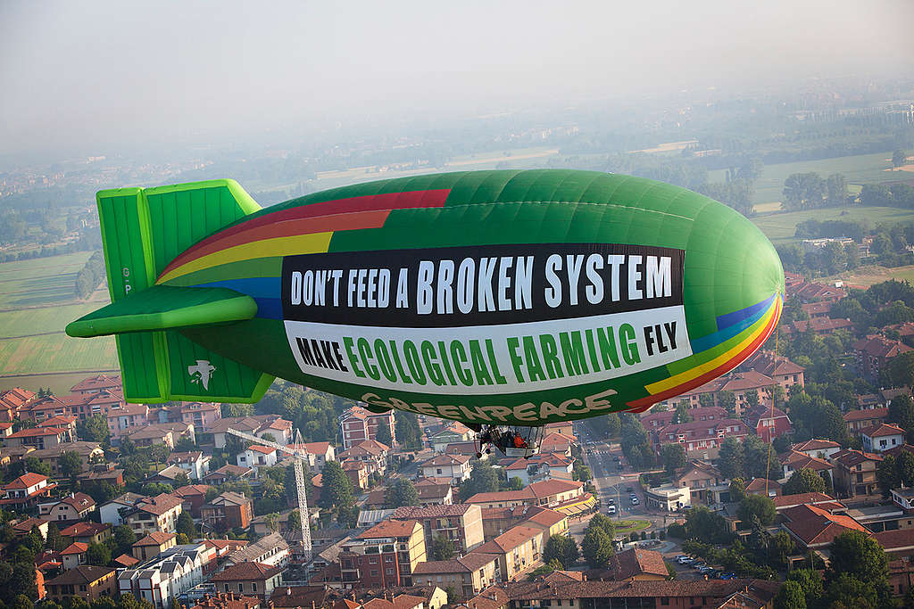 Greenpeace-Airship Calls for Upscaling of Ecological Farming in Italy. © Francesco Alesi / Greenpeace