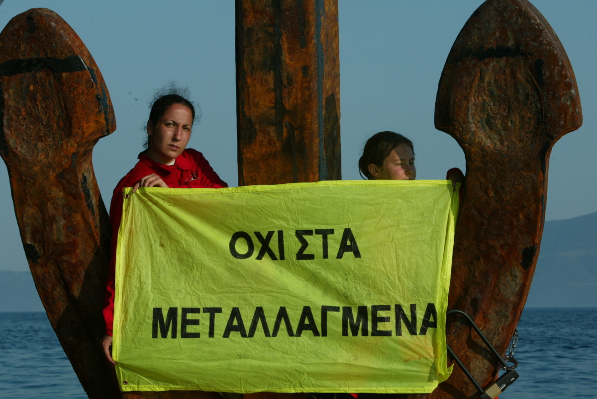 Activists on the Anchor of the Bulk Carrier. © Greenpeace / Kate Davison