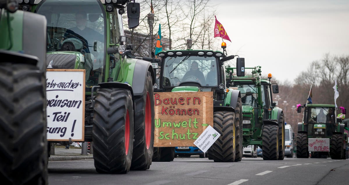 "We Have Had Enough" March in Berlin. © Mike Schmidt / Greenpeace