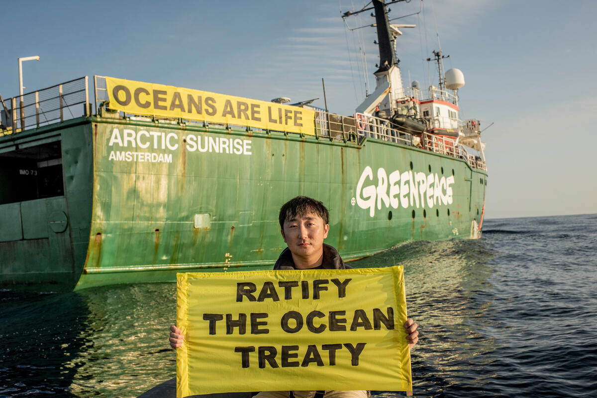 Banner Action in the Pacific Ocean. © Tomás Munita / Greenpeace