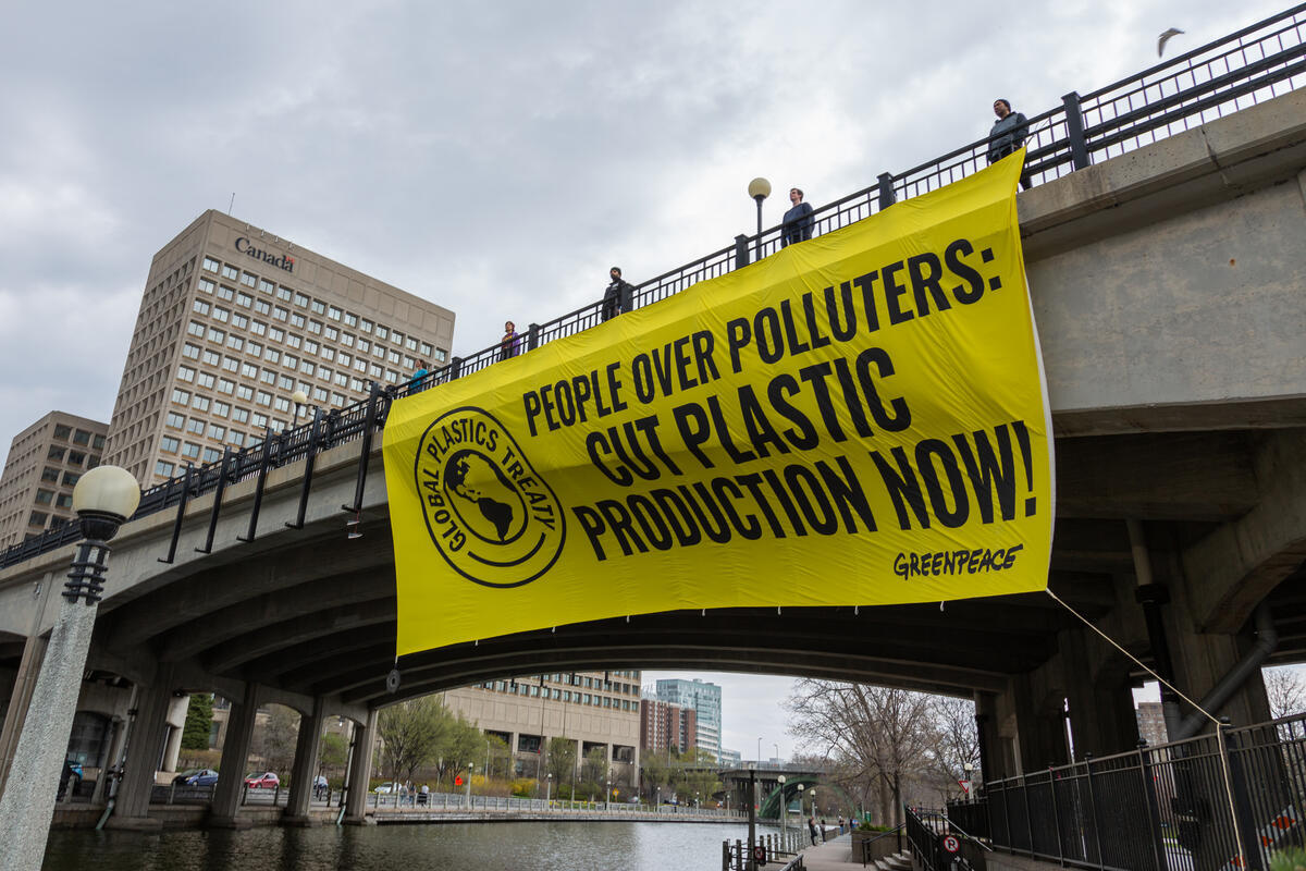 INC-4 Banner Action on Mackenzie King Bridge in Ottawa, Canada. © Greenpeace / Matthew Kemp