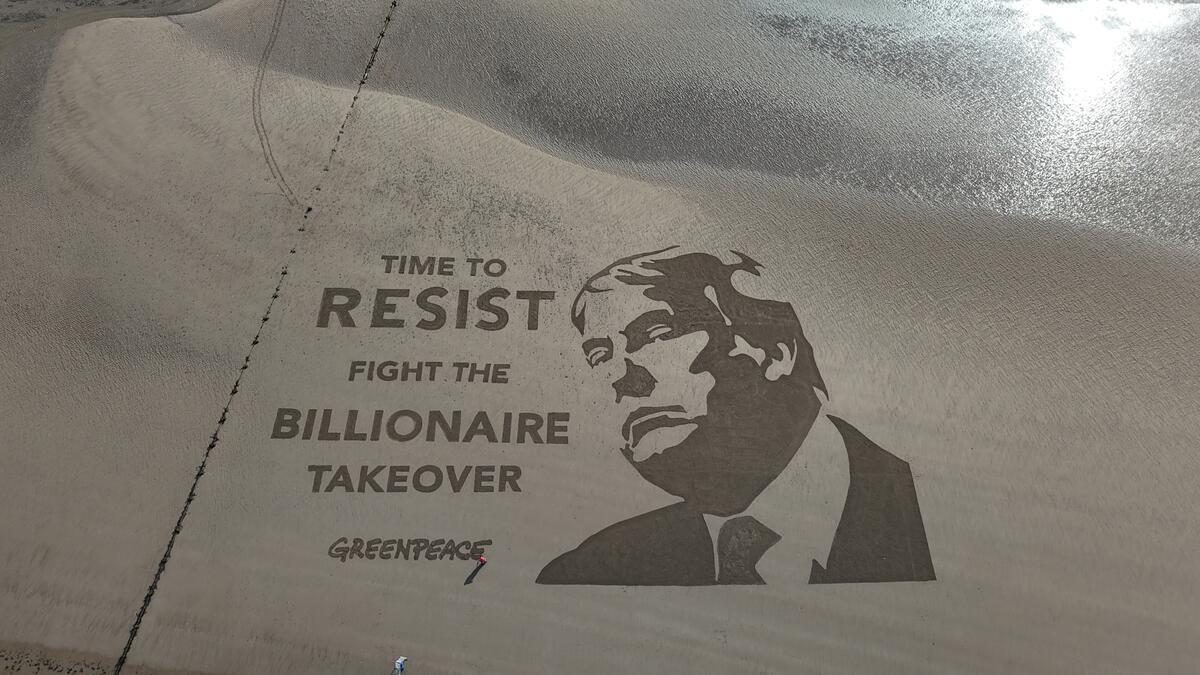 Huge Protest Artwork Appears by Trump’s Scottish Golf Course. © Saf Suleyman / Greenpeace Huge Protest Artwork Appears by Trump’s Scottish Golf Course. © Saf Suleyman / Greenpeace