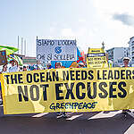 Nearly a thousand people took part in the Blue March on the Promenade des Anglais on Saturday 7 June 2025, on the eve of the opening of the United Nations Ocean Conference. A mosaic of nationalities and demands carrying ‘the voice of the people’.