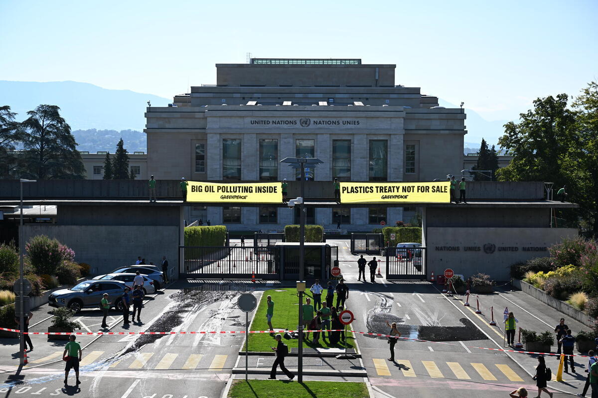 Geneva Streets Painted Black to Call Out Big Oil’s Chokehold on Global Plastic Treaty Talks. © Samuel Schalch / Greenpeace