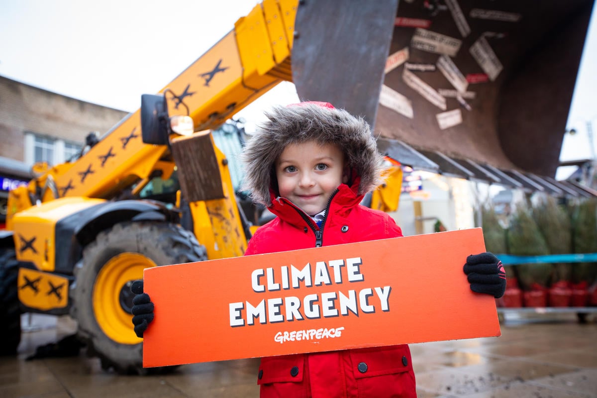 Ανάλυση Greenpeace: τα εισιτήρια πρώτης θέσης στις ευρωπαϊκές αεροπορικές εταιρείες ευθύνονται για 4-5 φορές περισσότερες εκπομπές από ό,τι τα εισιτήρια οικονομικής