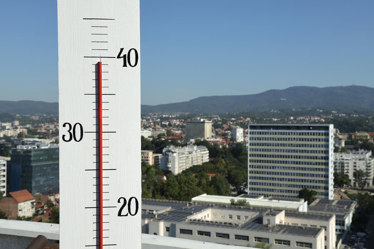 Hot Barrel Action on Rooftop in Zagreb. © Ratko Mavar / Greenpeace