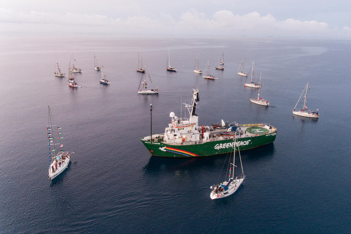 &Gamma;&iota;&alpha;&tau;ί &eta; Greenpeace &sigma;&upsilon;&mu;&mu;&epsilon;&tau;&epsilon;ί&chi;&epsilon; &sigma;&tau;&omicron; Global Sumud Flotilla