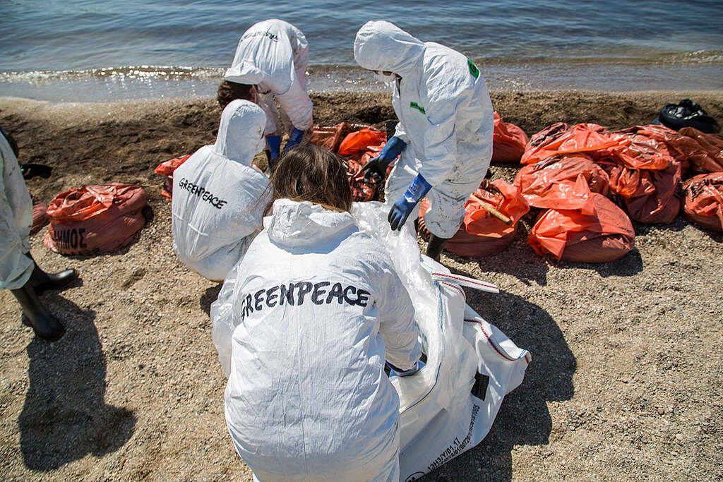 Beach Clean-Up after Oil Spill at Saronic Gulf in Greece. © Constantinos Stathias / Greenpeace