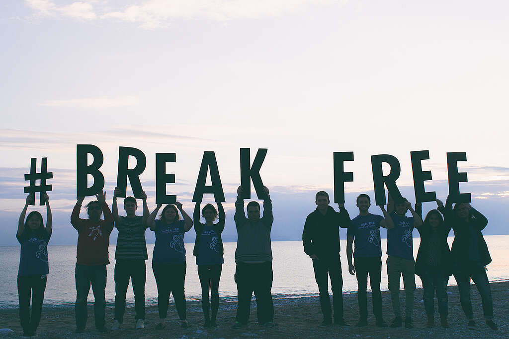 Break Free Volunteer Action in Athens. © Mariza Karidi / Greenpeace