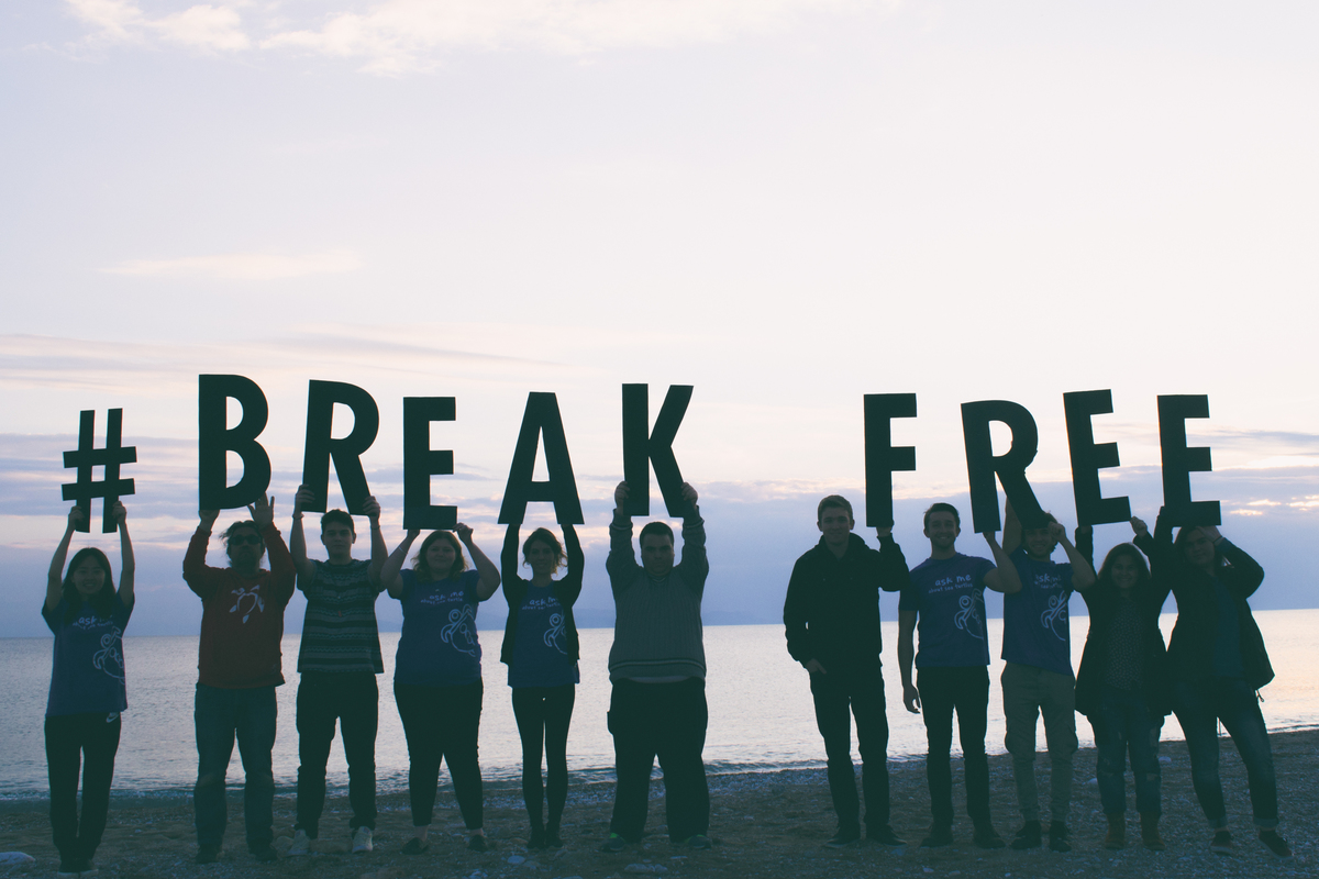 Break Free Volunteer Action in Athens. © Mariza Karidi / Greenpeace