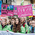 Members of the Greenteams demonstrate for more climate protection under the motto "Kids for Earth" at the COP23 in Bonn. The approximately 400 children march through the city to present their demands of the world's politicians to do their best to achieve the climate target agreed on in Paris in 2015.
Mitglieder der Greenpeace Greenteams and andere Kinder demonstrieren fuer mehr Klimaschutz auf der COP23 in Bonn. Under dem Motto "Kids for Earth" protestieren rund 400 Kinder mit Bannern und Schildern durch die Stadt. Sie fordern dringende Taten von den Weltpolitikern, damit die Paris Agreement von 2015 eingehalten wird.