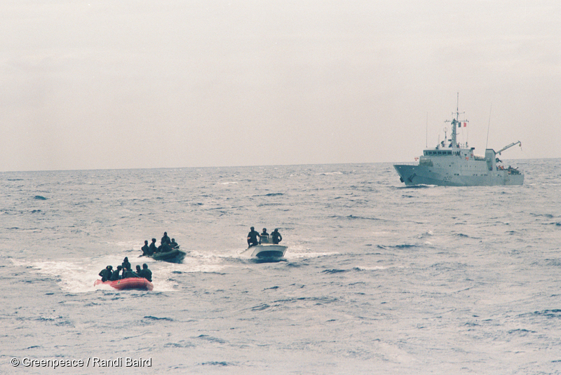 French commandoes sailing towards Rainbow Warrior in inflatables to board the ship.