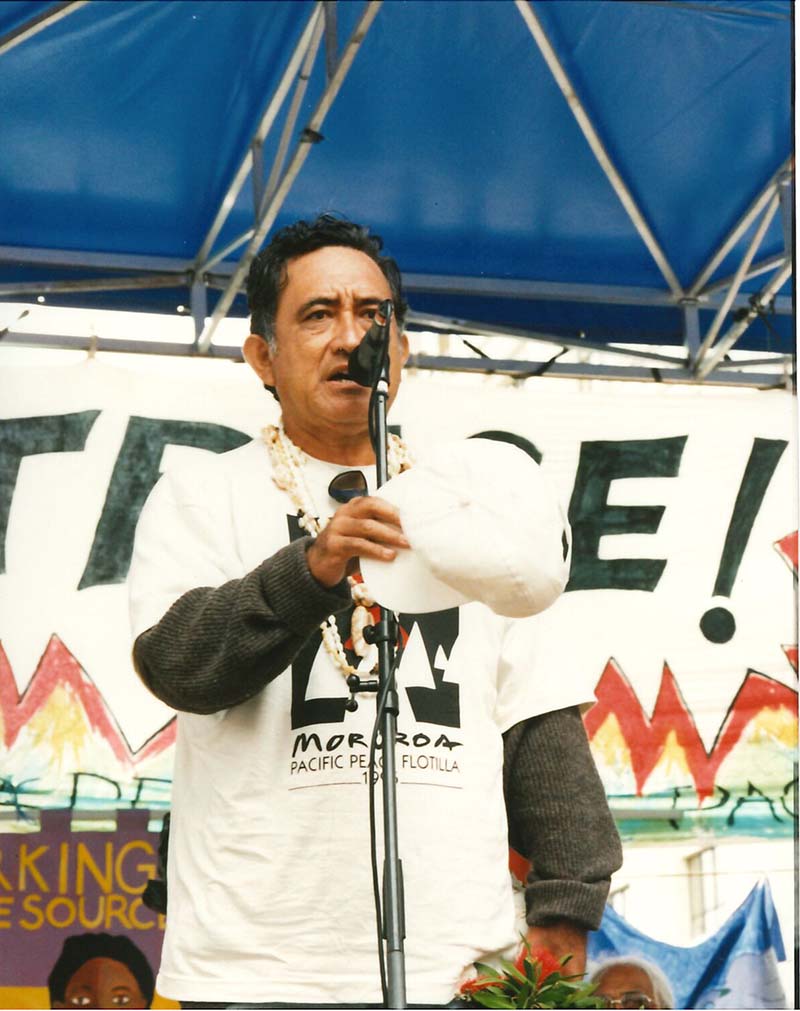 9 November 1995: Thousands join the ‘Major Disgrace’ anti-nuclear rally in downtown Auckland. Tahitian anti-nuclear leader Oscar Manutahi Temaru speaking at the rally. Photo by Stephanie Mills