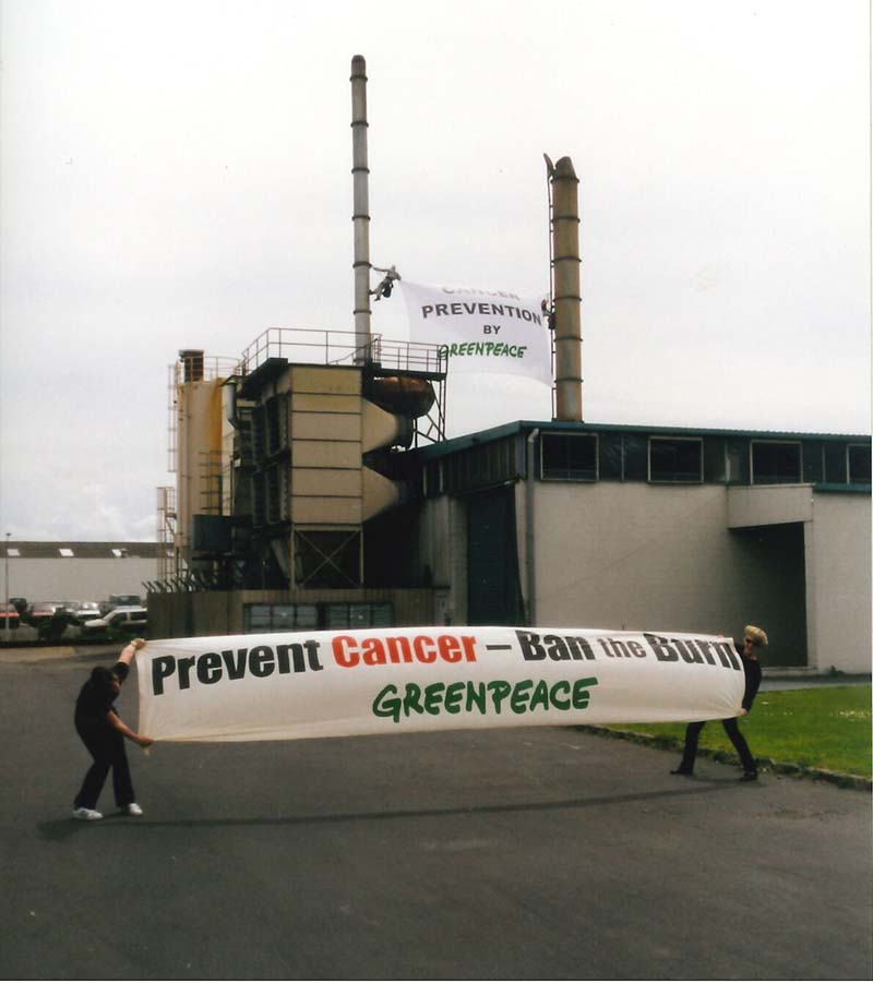 19 October 1998: Greenpeace closed down this East Tamaki toxic waste incinerator by hanging a giant banner from the chimney stacks that read: 'Cancer Prevention by Greenpeace'. Photo by Michael Szabo