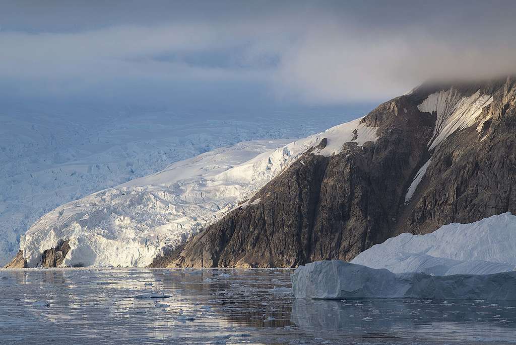 不斷剝落和溶化的冰川會令地球海平面上升。© Eric Wong / Greenpeace