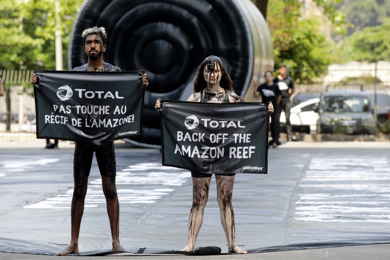 Rio de Janeiro, 28/09/2017 - Ativistas do Greenpeace simulam um vazamento de óleo em frente ao escritório da Total, no Rio de Janeiro. A empresa pretende explorar petróleo perto dos Corais da Amazônia, no norte do Brasil. O protesto deixou claro aos funcionários da petrolífera que o risco de derramamento é alto - e a empresa não está preparada para lidar com isso. É necessário que a Total desista do projeto.Greenpeace activists simulate an oil spill in front of Total's office in Rio de Janeiro, Brazil. Total wants to drill for oil near the Amazon Reef, in the north of Brazil. The protest objective is to tell Total's employees that the risks of an oil spill are high, and the company isn't prepared to deal with them. Total must give up exploring for oil near the Amazon Reef.