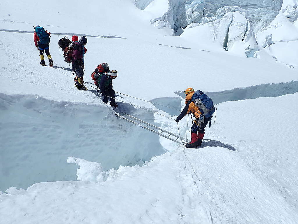 一條鋁梯就能跨越冰隙，是登山者的喜訊，也是氣候危機的證據。 © Greenpeace