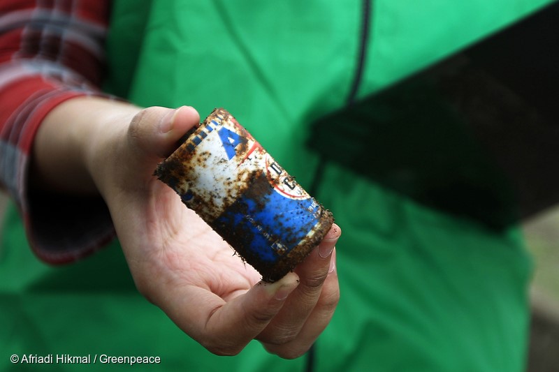 An activist of Greenpeace Indonesia collects used battery during an activity to cleaning garbage in Teluk Naga beach, Tanjung Pasir, Tangerang, Banten, on Sunday, February 21, 2016. The activity is a part of the National Garbage Care Day that is simultaneously held in eight cities including Padang, Pekanbaru, Banding, Semarang, Yogyakarta, Surabaya, Jayapura and Jakarta. It is also to support government program of Indonesia Garbage Free 2020.