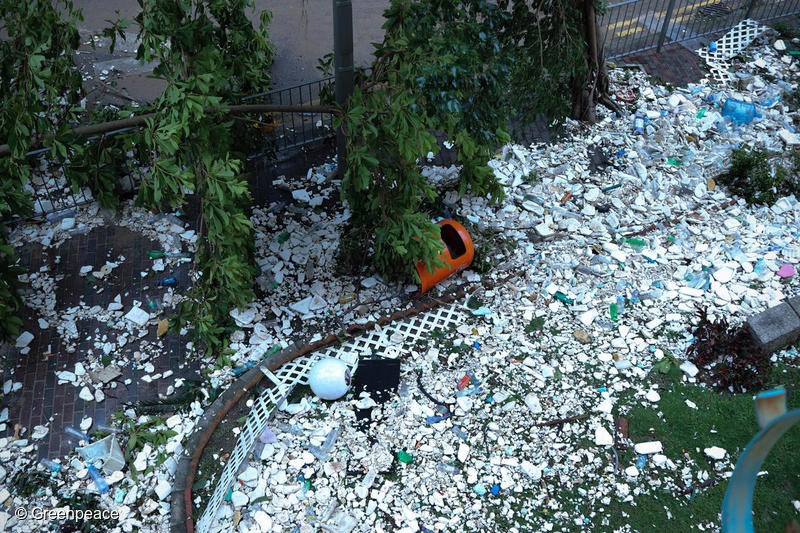 香港垃圾圍城，除了堆填區即將爆滿，我們的環境也不能再承擔無止境生產所帶來的環境污染，源頭減廢刻不容緩。 © Greenpeace