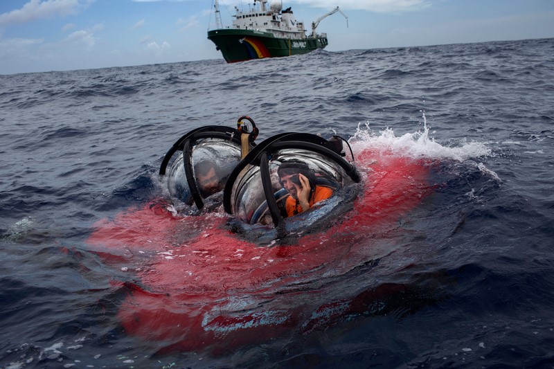 Nesta sexta-feira, 27 de janeiro, o submarino foi lançado do navio Esperanza com o cientista da Universidade Federal da Paraíba Ronaldo Francini Filho (esq) e o diretor da Campanha de Oceanos do Greenpeace EUA, John Hocevar (dir). Ronaldo faz parte do grupo de cientistas que descobriu o recife de corais na foz do rio Amazonas. O lançamento do submarino envolveu grande parte da tripulação do navio.Esperanza, um dos três navios do Greenpeace, está na região da foz do rio Amazonas, no Amapá, para a campanha “Defenda os Corais da Amazônia. O objetivo é observar debaixo d’água, pela primeira vez, os recifes de corais. Foto Marizilda Cruppe/Greenpeace.This Friday, January 27th, a submarine was launched from the Esperanza ship with the scientist from the Federal University of Paraíba Ronaldo Francini Filho (left) and the director of the Greenpeace Oceans Campaign, John Hocevar (right). Ronaldo took part of the group of scientists who discovered the coral reef at the mouth of the Amazon River. The launch of the submarine involved a large part of the ship's crew.Esperanza, one of the three Greenpeace vessels, is in the region of the Amazon river mouth, Amapá State, for the campaign “Defend the Amazon Reef”. Photo Marizilda Cruppe/Greenpeace.