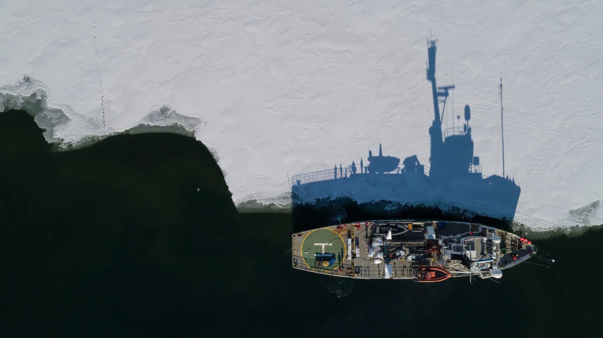 MY Arctic Sunrise in the Arctic. © Christian Åslund / Greenpeace