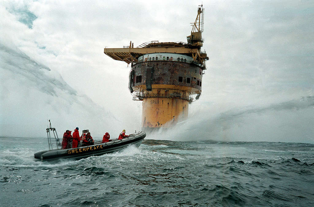 1995年，綠色和平行動者於Shell在北海的Brent Spar鑽油平台，阻止該企業將停用的鑽油設施棄置海中。© Greenpeace / David Sims
