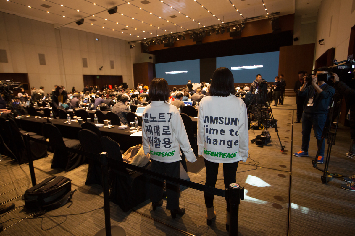 'Save the Galaxy' Action at Samsung Electornics' Press Conference in Seoul. © Jung Teakyong/Greenpeace
