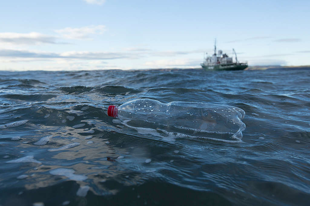 Plastic Bottle in the North Sea. © Will Rose / Greenpeace