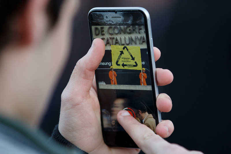 26/02/2017. Palau de Congresos de Catalunya, Barcelona, Spain.Greenpeace protests outside the Palau de Congresos de Cataluña (Catalunya Palace of Congress) during the presentation of Samsung ahead of the Mobile World Congress to ask Samsung for a compromise to recycle the 4,2 million of Samsung Galaxy Note 7 devises that were defective. The way the smartphones have been made and discarded in the last 10 years is having a great impact on our planet, according to the report Greenpeace published today in United States. The report explains that the manufacturing of mobiles since 2007 has required the use of 968 Twh (Terawites per hour), which is nearly equivalent to the yearly power supply of India, and the devises will contribute significantly to the 50 millions tones of electronic waste that are expected to be generated in 2017. © Greenpeace/Pablo Blazquez26/02/2017. Palau de Congresos de Catalunya, Barcelona, España.Acción de Greenpeace en el Palau de Congresos de Catalunya en la presentación de Samsung previa al Mobile World Congress para pedir a Samsung un compromiso para reciclar los 4,2 millones de dispositivos Samsung Galaxy Note 7 que resultaron defectuosos. La forma en la que los smartphones se han fabricado y desechado en los últimos 10 años está teniendo un gran impacto sobre nuestro planeta, según el informe publicado hoy por Greenpeace Estados Unidos. El informe muestra que la fabricación de móviles desde 2007 ha requerido el uso de 968 TWh (Teravatios hora), lo que casi equivale al suministro eléctrico anual de la India, y los dispositivos contribuirán significativamente a los 50 millones de toneladas de residuos electrónicos que se espera que se generen en 2017. © Greenpeace/Pablo Blazquezcopyright. ©Greenpeace-©Greenpeace Handout –No sales – No Archives – Editorial Use Only – Free use only for 14 days after release. Photo provided by GREENPEACE, distributed handout photo to be used only to illustrate news reporting or commentary on the facts or events depicted in this image.©Greenpeace Handout – No Ventas – No Archivos - Uso Editorial Solamente – Uso Libre Solamente para 14 días después de Liberación. Foto proporcionada por GREENPEACE, uso solamente para ilustrar noticias o comentarios sobre los hechos o eventos representados en esta imagen.