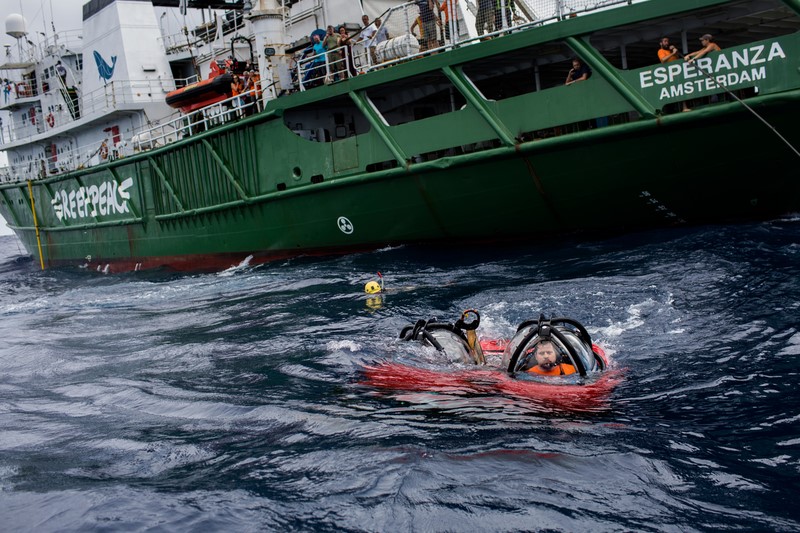 Neste sábado, 28 de janeiro, o submarino foi lançado do navio Esperanza com o cientista da Universidade Federal do Rio de Janeiro, Fabiano Thompson, e Kenneth Jozeph Lowyck (dir), do Greenpeace da Bélgica. Thompson liderou o grupo de cientistas que descobriu o recife de corais na foz do rio Amazonas. O lançamento do submarino envolveu grande parte da tripulação do navio.Esperanza, um dos três navios do Greenpeace, está na região da foz do rio Amazonas, no Amapá, para a campanha “Defenda os Corais da Amazônia. O objetivo é observar debaixo d’água, pela primeira vez, os recifes de corais. Foto Marizilda Cruppe/Greenpeace.This Saturday, January 28, the submarine was launched from the Esperanza ship with the scientist from the Federal University of Rio de Janeiro Fabiano Thompson, and Kenneth Jozeph Lowyck (R), from Greenpeace Belgium. Thompson led the group of scientists who discovered the coral reef at the mouth of the Amazon River. The launch of the submarine involved a large part of the ship's crew.Esperanza, one of the three Greenpeace vessels, is in the region of the Amazon river mouth, Amapá State, for the campaign “Defend the Amazon Reef”. Photo Marizilda Cruppe/Greenpeace.