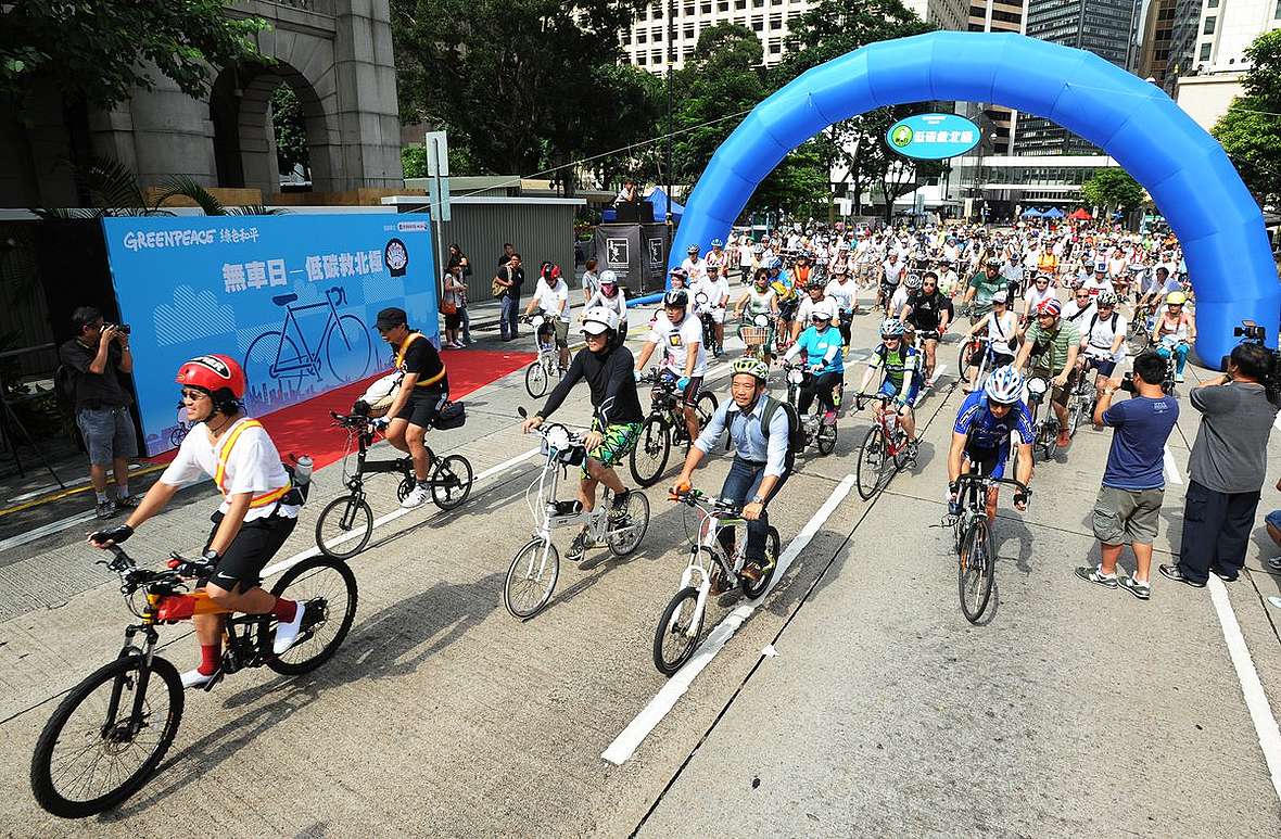 Save the Arctic Ice Ride in Hong Kong. © CLEMENT TANG WAI KIN / Greenpeace