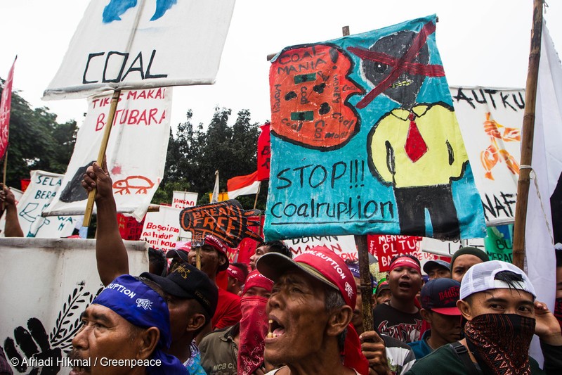 Thousands people hold a long march during the Break Free 2017 event in Jakarta, Thursday, March 23, 2017. They urged the Corruption Eradication Commission to investigate the corruption practice on the coal and mining industry in Indonesia. They also urged government to change fossil fuel power plant development and change it to the renewable energy.