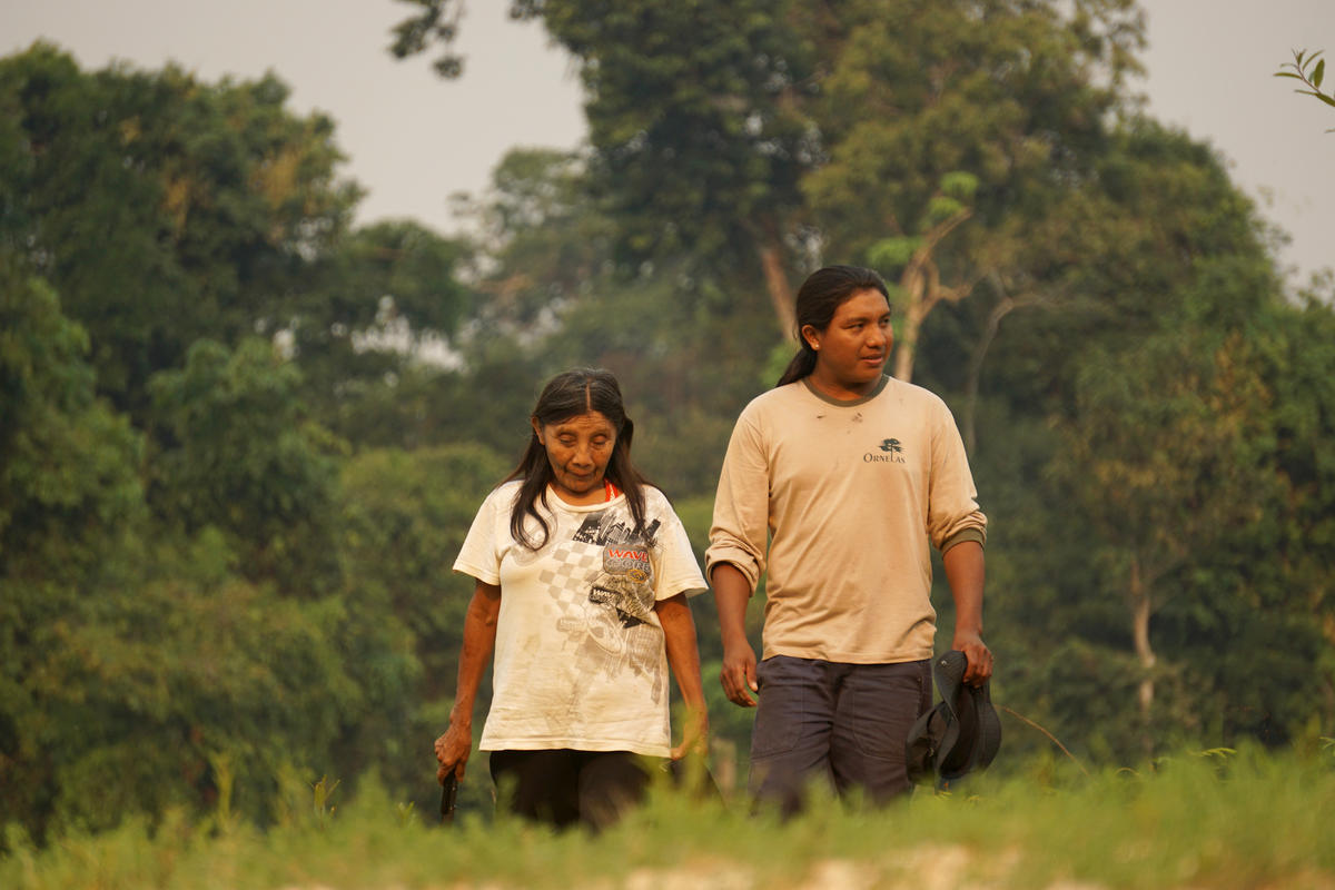 Katiká Karipuna和她的兒子André Karipuna 堅守Karipuna 保護區的家園。© Rogério Assis/ Greenpeace