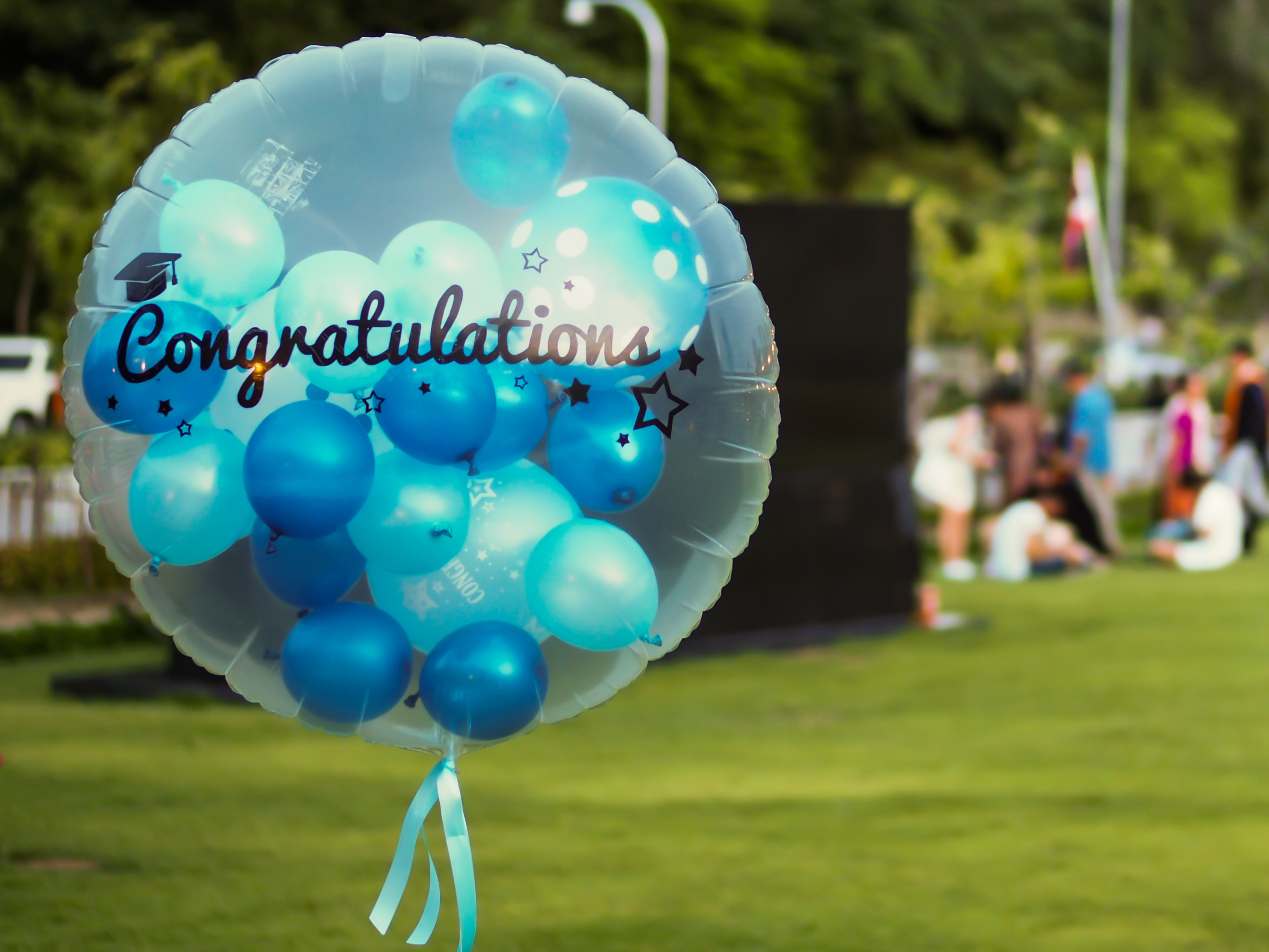 不少家長會購買顏色漂亮吸引的氫氣球給子女，讓他們拍照留念，但是氫氣球不但攜帶麻煩，而且幾天的時間就會變扁並且被遺棄。© zartae292 / Shutterstock.com