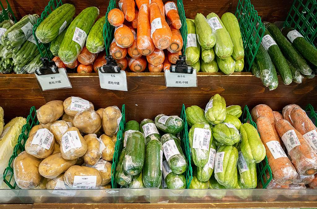蔬果貨架包膠「盛」況例子。 © Greenpeace