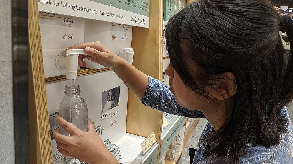 推動百佳於旗下GREAT超市增設「裸買補充站」,市民可自助裸買清潔護理用品。 © Greenpeace