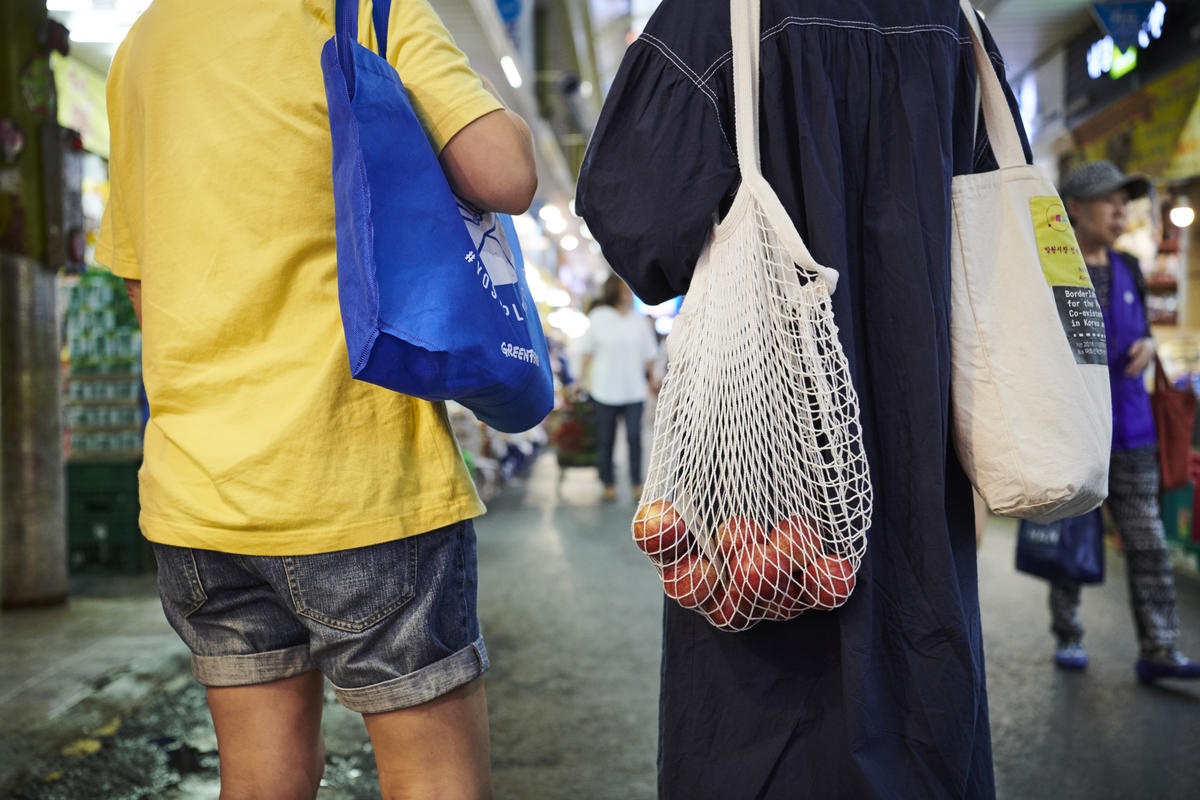 Plastic-Free Shopping Practices in Mangwon Market, Seoul. © Jung Park / Greenpeace