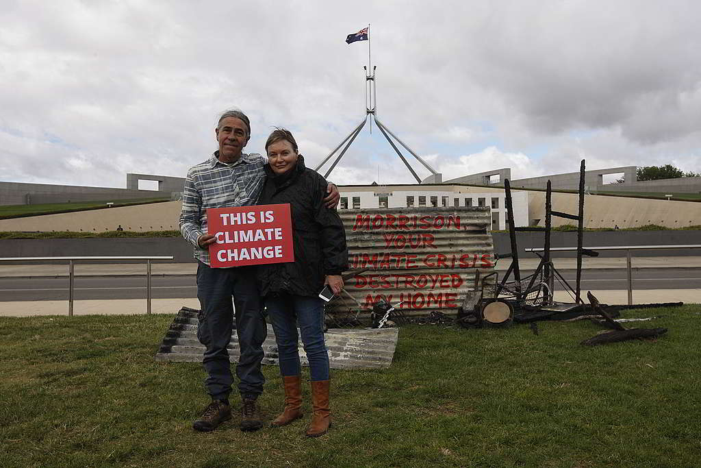 澳洲大火生還者Dean Kennedy與Melinda Plesman，於坎培拉國會大廈外展示付之一炬的35載家園殘骸，要求當局正視氣候變化。 © Dean Sewell / Greenpeace