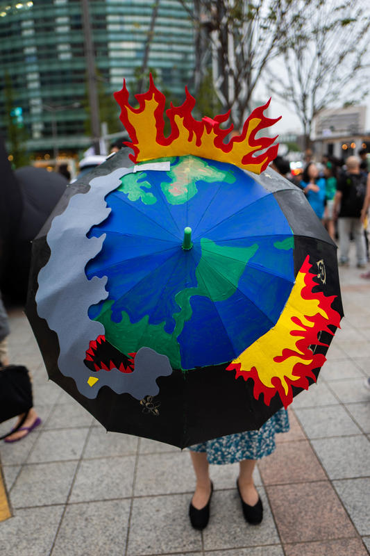 地球在燃燒，攝於韓國氣候抗議行動。© K. Chae / Greenpeace