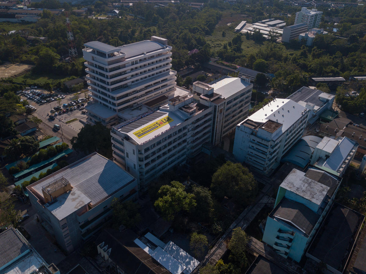泰國第7間太陽能醫院「Prapokklao醫院」，在天台安裝太陽能板，釋放可再生能源潛能。© Greenpeace
