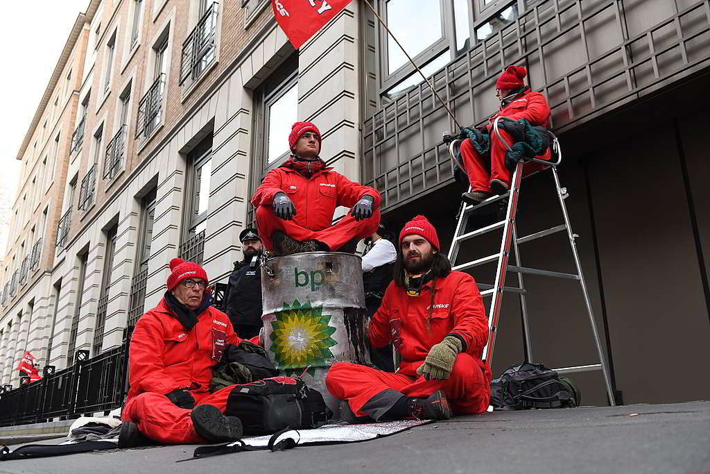 2月5日，100位綠色和平行動者於英國石油公司（BP）總部外發起靜坐，並送上超過500塊太陽能板，促請BP在氣候告急下停止開採化石燃料。 © Chris J Ratcliffe / Greenpeace