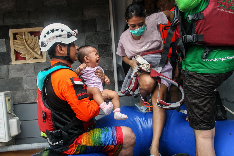 洪水淹沒了不少民居，雅加達的救援人員需以充氣艇拯救受困災民。© Dany Permana / Greenpeace