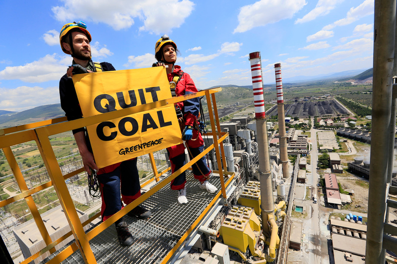 於2016年，土耳其行動者曾攀上當時全歐洲碳排第二多、位於土耳其索馬的燃煤發電廠，反對政府能源政策仍然側重燃煤發電，無視在巴黎協議承諾減排的協定。© Jiri Rezac / Greenpeace