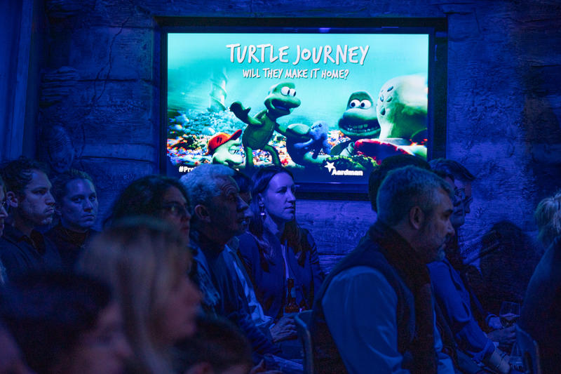 英國辦公室於倫敦海洋生物水族館舉行《海龜歷險記》動畫短片首映會，並邀請到英國國會議員Rebecca Pow、為動畫配音的《權力遊戲》女童星Bella Ramsey、《海龜歷險記》動畫總監Gavin Strange、英國辦公室總監John Sauven，以及英國辦公室海洋項目主任Louisa Casson，到場與群眾交流。© Suzanne Plunkett / Greenpeace